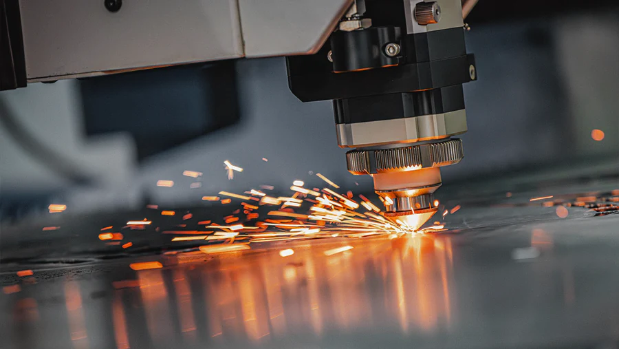 Gros plan d’une découpe laser filmée dans un atelier industriel par dotprod